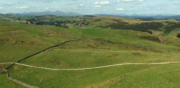 Z rozhledny Hoad Monument je vidět panorama hor Lake Districtu. Vlevo vzadu je vidět i nejvyšší hora Anglie Scafell Pike.